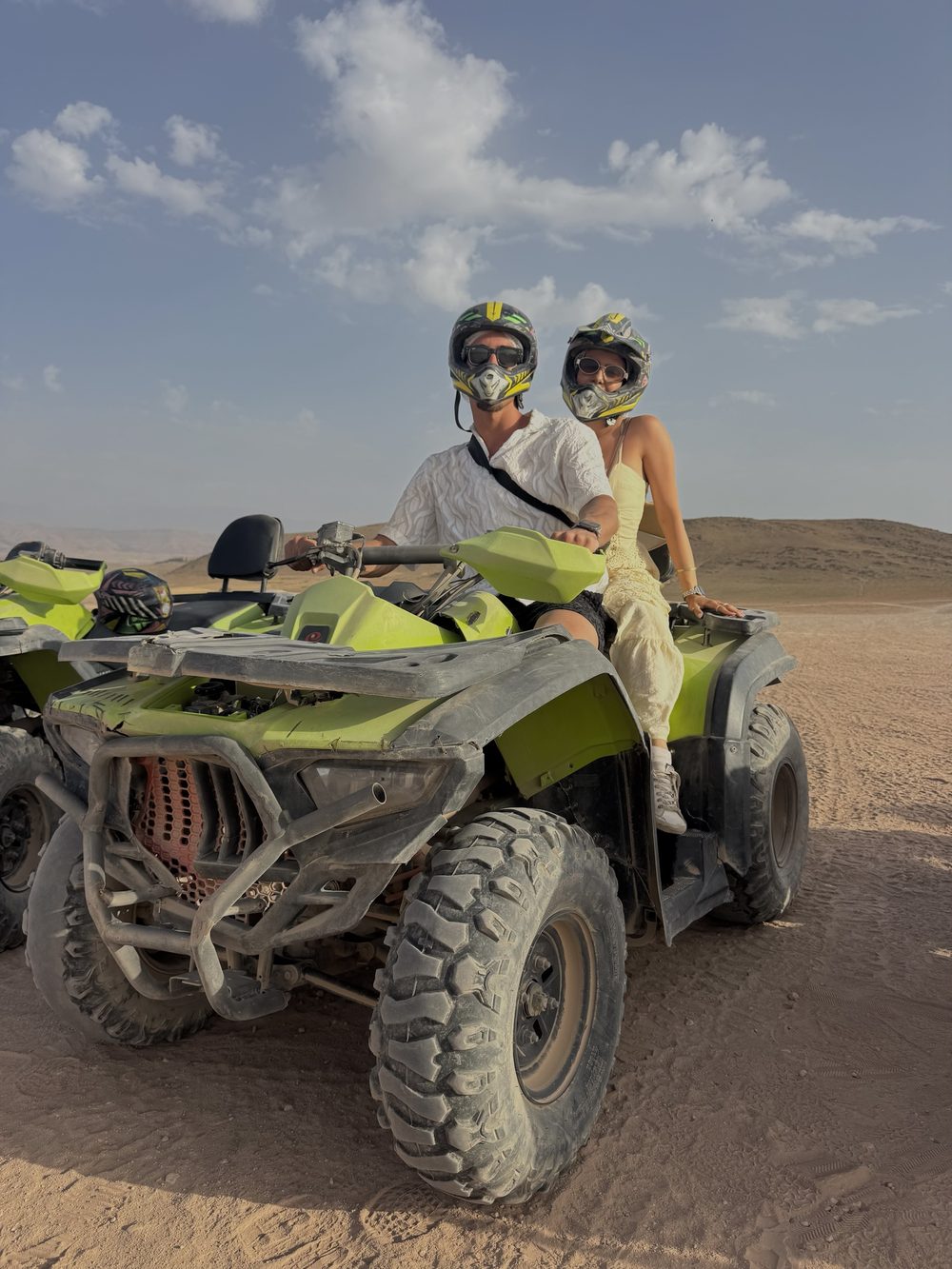 Nós os dois numa moto 4 no deserto
