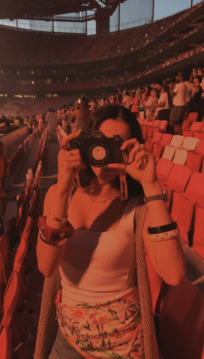 Tu a tirar uma foto no concerto do Bad Bunny
